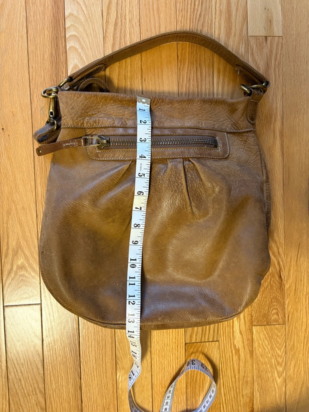Roots Olivia Tan Leather Shoulder Bag with crossbody strap, made in Canada - Picture 11 of 16